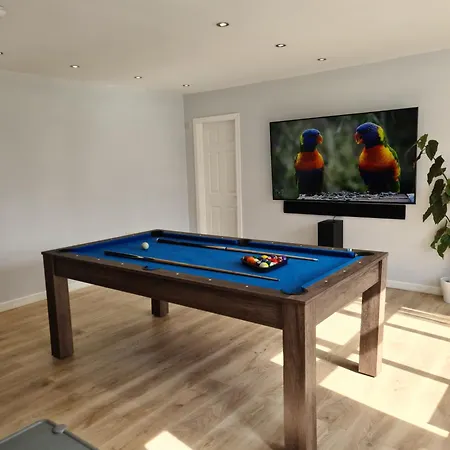 Detached Flat In Leeds, Free Wifi And Parking, Pool Table, 75 Inch Tv, Netflix 利兹