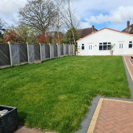 Detached Flat In Leeds, Free Wifi And Parking, Pool Table, 75 Inch Tv, Netflix * 利兹