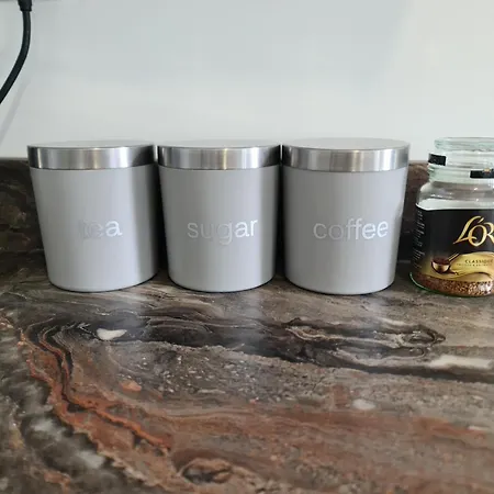 Detached Flat In Leeds, Free Wifi And Parking, Pool Table, 75 Inch Tv, Netflix *