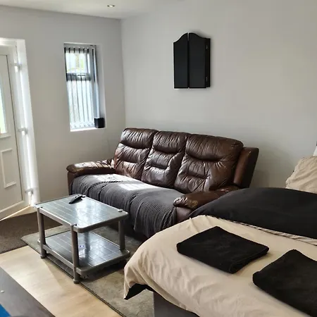 Detached Flat In Leeds, Free Wifi And Parking, Pool Table, 75 Inch Tv, Netflix לידס