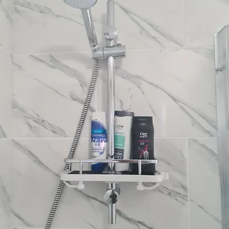 Detached Flat In Leeds, Free Wifi And Parking, Pool Table, 75 Inch Tv, Netflix *