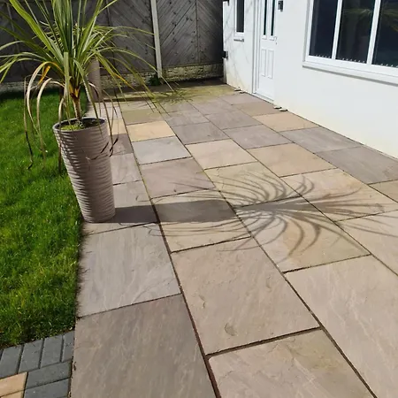 Detached Flat In Leeds, Free Wifi And Parking, Pool Table, 75 Inch Tv, Netflix * לידס