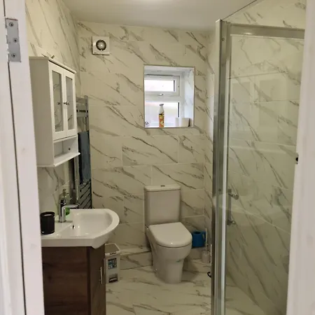 דירה Detached Flat In Leeds, Free Wifi And Parking, Pool Table, 75 Inch Tv, Netflix לידס