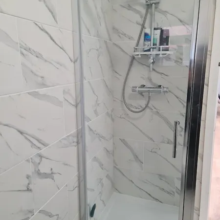 Lejlighed Detached Flat In Leeds, Free Wifi And Parking, Pool Table, 75 Inch Tv, Netflix *