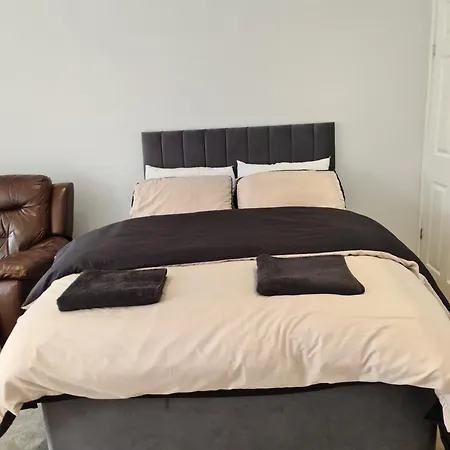 Lejlighed Detached Flat In Leeds, Free Wifi And Parking, Pool Table, 75 Inch Tv, Netflix