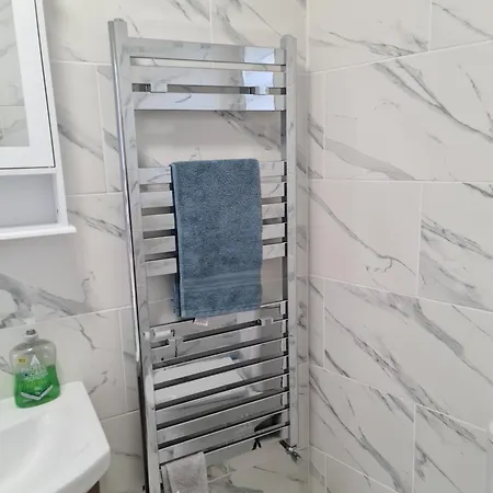 דירה Detached Flat In Leeds, Free Wifi And Parking, Pool Table, 75 Inch Tv, Netflix לידס