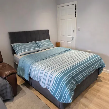 Detached Flat In Leeds, Free Wifi And Parking, Pool Table, 75 Inch Tv, Netflix Lägenhet *