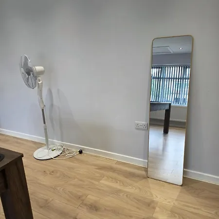 Lägenhet Detached Flat In Leeds, Free Wifi And Parking, Pool Table, 75 Inch Tv, Netflix