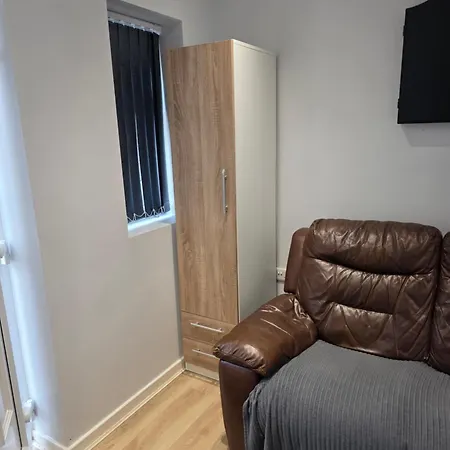 Detached Flat In Leeds, Free Wifi And Parking, Pool Table, 75 Inch Tv, Netflix *