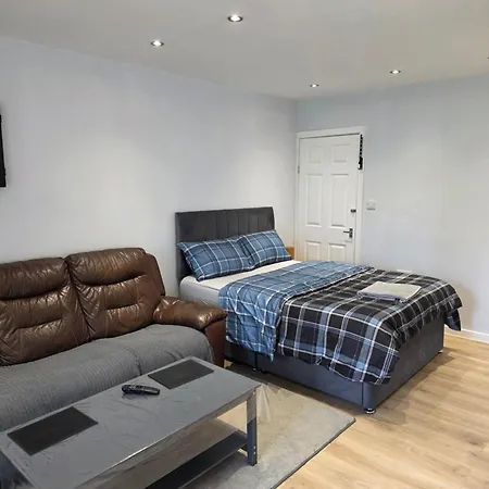 Detached Flat In Leeds, Free Wifi And Parking, Pool Table, 75 Inch Tv, Netflix *