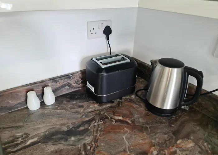 Apartment Detached Flat In Leeds, Free Wifi And Parking, Pool Table, 75 Inch Tv, Netflix *