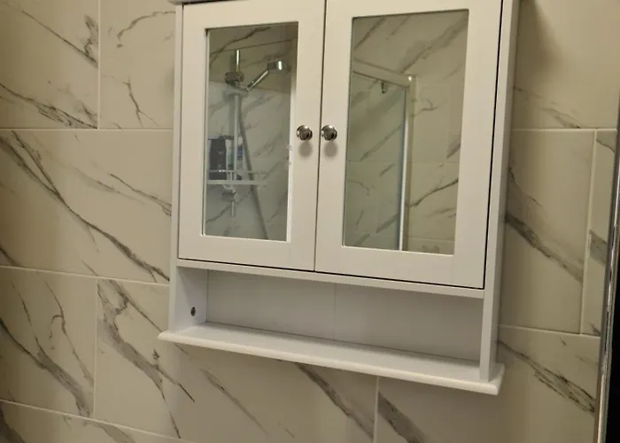 Detached Flat In Leeds, Free Wifi And Parking, Pool Table, 75 Inch Tv, Netflix Apartment *