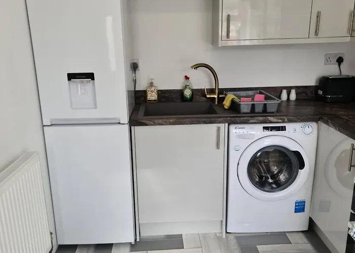 Apartment Detached Flat In Leeds, Free Wifi And Parking, Pool Table, 75 Inch Tv, Netflix Leeds (West Yorkshire)