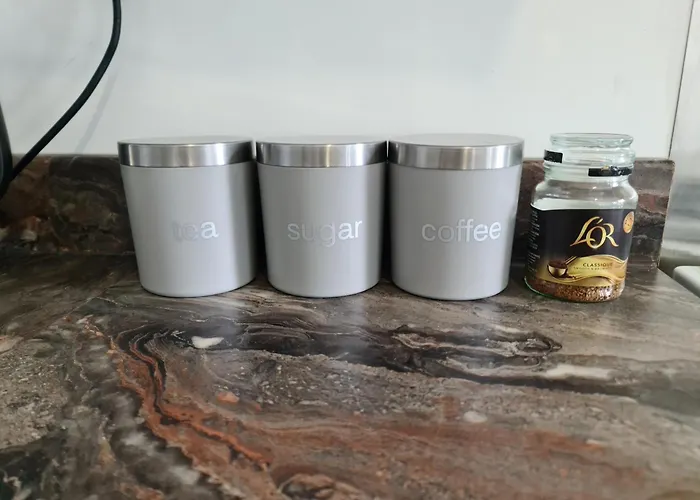 Detached Flat In Leeds, Free Wifi And Parking, Pool Table, 75 Inch Tv, Netflix *