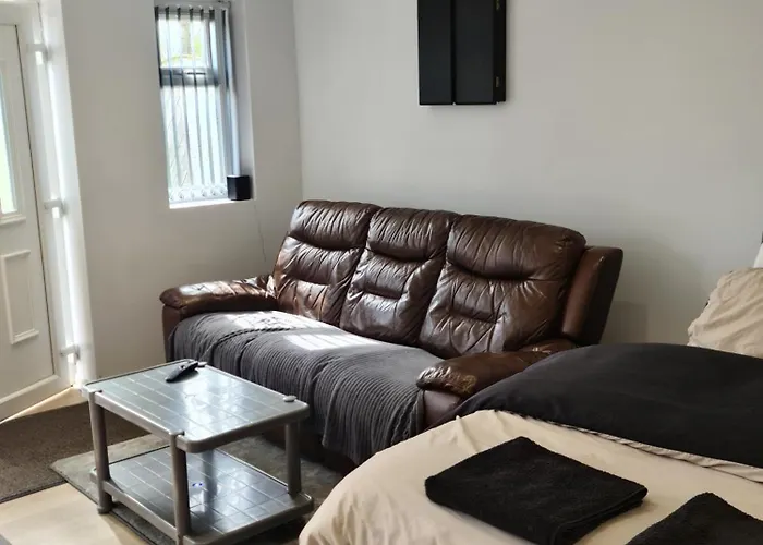 Detached Flat In Leeds, Free Wifi And Parking, Pool Table, 75 Inch Tv, Netflix Лідс