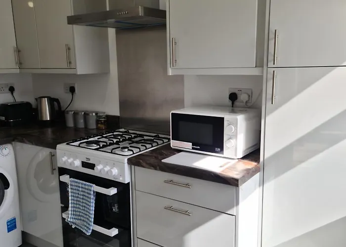 Detached Flat In Leeds, Free Wifi And Parking, Pool Table, 75 Inch Tv, Netflix *