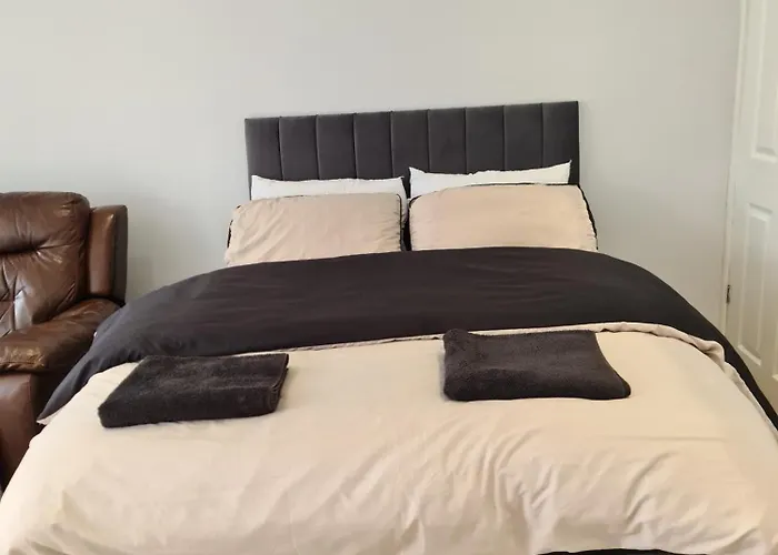 Apartment Detached Flat In Leeds, Free Wifi And Parking, Pool Table, 75 Inch Tv, Netflix