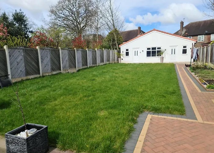 Detached Flat In Leeds, Free Wifi And Parking, Pool Table, 75 Inch Tv, Netflix * Лідс