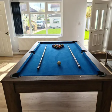 Apartment Detached Flat In Leeds, Free Wifi And Parking, Pool Table, 75 Inch Tv, Netflix, *