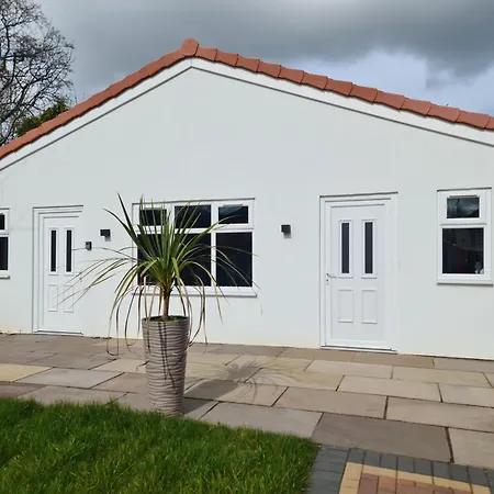 Detached Flat In Leeds, Free Wifi And Parking, Pool Table, 75 Inch Tv, Netflix, Apartment *