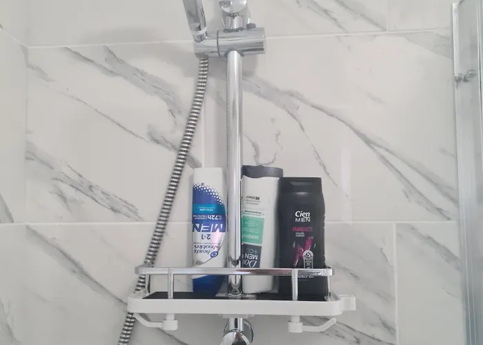 Detached Flat In Leeds, Free Wifi And Parking, Pool Table, 75 Inch Tv, Netflix *