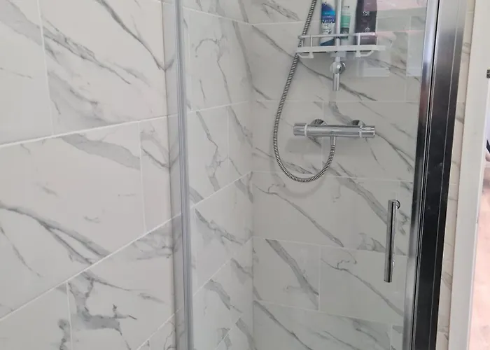 Appartement Detached Flat In Leeds, Free Wifi And Parking, Pool Table, 75 Inch Tv, Netflix *